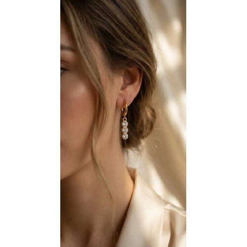 Lundholm Lundholm Oorbellen Premium Stainless Steel luxe Oorbellen Goud Kleurig - Sam Serie - oorbellen dames zirkonia steentjes hanger - verjaardag cadeau vrouw bruiloft sieraden - Scandinavian Design