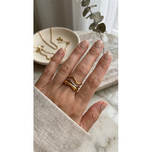Lundholm Lundholm Lorijn Ring Dames Goud en Zilver kleurig – Premium Stainless Steel 2.5 Micron PVD Gold Plated – Tweekleurige Waves Ring Minimalistische Ring Asymmetrisch – Verstelbaar One Size – Scandinavisch Design