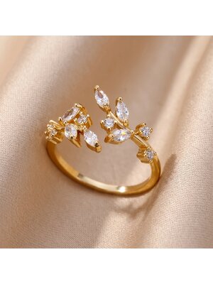 Lundholm Sanna – Verstelbare Ring met Blad & Zirkonia – Goudkleurig Lundholm Sanna – Verstelbare Ring met Blad & Zirkonia – Goudkleurig