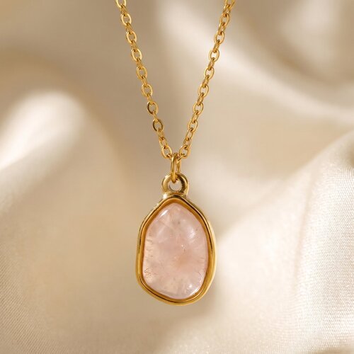 Lundholm Lundholm Rosan Ketting Dames Goudkleurig – Premium Stainless Steel Jewellery Gold PVD Plated – Ketting met Echte Rozenkwarts Hanger – Edelsteen Ketting Vrouwen Cadeautjes – Natuursteen Ketting Dames – 38 + 7 cm – Scandinavisch Design Lundholm Lundholm Rosan Ketting Dames Goudkleurig – Premium Stainless Steel Jewellery Gold PVD Plated – Ketting met Echte Rozenkwarts Hanger – Edelsteen Ketting Vrouwen Cadeautjes – Natuursteen Ketting Dames – 38 + 7 cm – Scandinavisch Design
