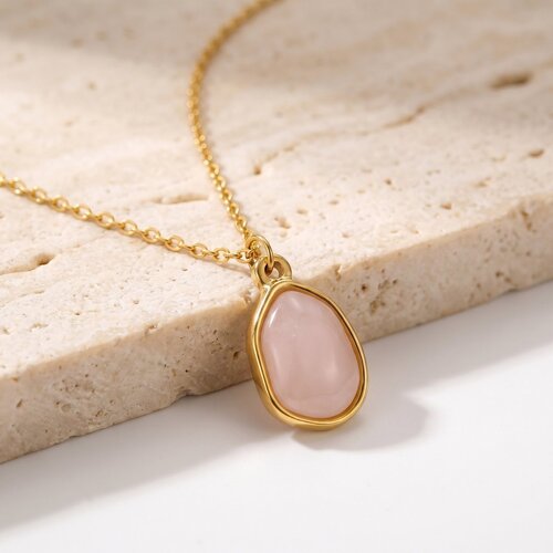 Lundholm Lundholm Rosan Ketting Dames Goudkleurig – Premium Stainless Steel Jewellery Gold PVD Plated – Ketting met Echte Rozenkwarts Hanger – Edelsteen Ketting Vrouwen Cadeautjes – Natuursteen Ketting Dames – 38 + 7 cm – Scandinavisch Design Lundholm Lundholm Rosan Ketting Dames Goudkleurig – Premium Stainless Steel Jewellery Gold PVD Plated – Ketting met Echte Rozenkwarts Hanger – Edelsteen Ketting Vrouwen Cadeautjes – Natuursteen Ketting Dames – 38 + 7 cm – Scandinavisch Design
