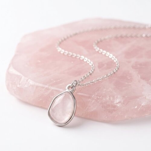 Lundholm Lundholm Rosan Rozenkwarts Ketting Dames Zilverkleurig – Premium Stainless Steel Jewellery – Ketting met Echte Rozenkwarts Natuursteen Hanger – Verstelbare Damesketting 38 + 7 cm – Waterproof & Hypoallergeen – Cadeau voor Haar Lundholm Lundholm Rosan Rozenkwarts Ketting Dames Zilverkleurig – Premium Stainless Steel Jewellery – Ketting met Echte Rozenkwarts Natuursteen Hanger – Verstelbare Damesketting 38 + 7 cm – Waterproof & Hypoallergeen – Cadeau voor Haar