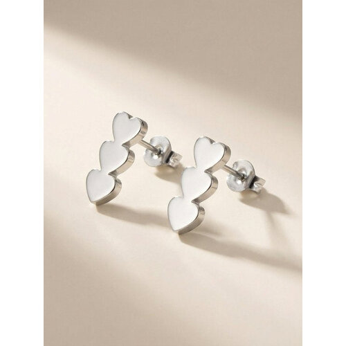 Lundholm Lundholm Valence Oorbellen Dames Zilverkleurig – Premium Stainless Steel Jewellery – Drie Hartjes Oorknopjes – Triple Heart Studs – Liefde Sieraad – Verjaardag Cadeau – Scandinavisch Design