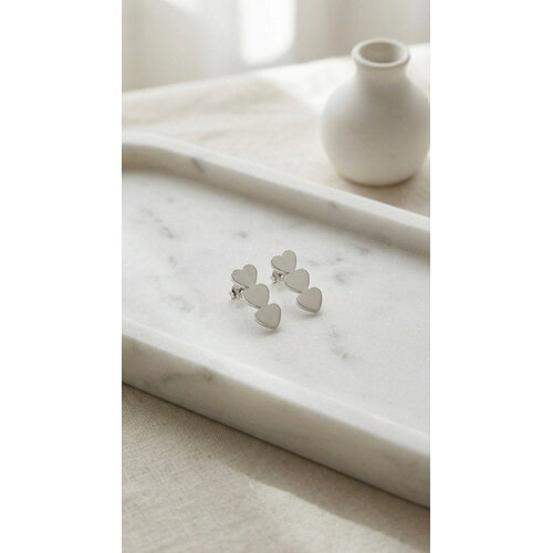 Lundholm Lundholm Valence Oorbellen Dames Zilverkleurig – Premium Stainless Steel Jewellery – Drie Hartjes Oorknopjes – Triple Heart Studs – Liefde Sieraad – Verjaardag Cadeau – Scandinavisch Design