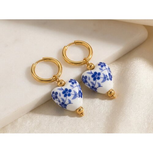 Lundholm Lundholm Marie Oorringen Dames Goudkleurig met Delfts Blauw Hartje – Premium Stainless Steel 2.5 Micron PVD Gold Plated – Hollandse Sieraden – Koningsdag – Marie Serie – Scandinavisch Design Lundholm Lundholm Marie Oorringen Dames Goudkleurig met Delfts Blauw Hartje – Premium Stainless Steel 2.5 Micron PVD Gold Plated – Hollandse Sieraden – Koningsdag – Marie Serie – Scandinavisch Design