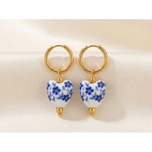Lundholm Lundholm Marie Oorringen Dames Goudkleurig met Delfts Blauw Hartje – Premium Stainless Steel 2.5 Micron PVD Gold Plated – Hollandse Sieraden – Koningsdag – Marie Serie – Scandinavisch Design Lundholm Lundholm Marie Oorringen Dames Goudkleurig met Delfts Blauw Hartje – Premium Stainless Steel 2.5 Micron PVD Gold Plated – Hollandse Sieraden – Koningsdag – Marie Serie – Scandinavisch Design