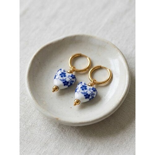 Lundholm Lundholm Marie Oorringen Dames Goudkleurig met Delfts Blauw Hartje – Premium Stainless Steel 2.5 Micron PVD Gold Plated – Hollandse Sieraden – Koningsdag – Marie Serie – Scandinavisch Design Lundholm Lundholm Marie Oorringen Dames Goudkleurig met Delfts Blauw Hartje – Premium Stainless Steel 2.5 Micron PVD Gold Plated – Hollandse Sieraden – Koningsdag – Marie Serie – Scandinavisch Design