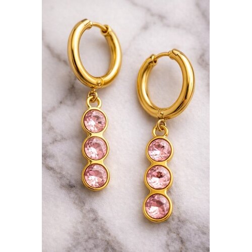 Lundholm Lundholm Sam Oorbellen Dames Goudkleurig met Roze Zirkonia Hanger – Premium Stainless Steel Gold Plated – Elegante Oorhangers – Sam Serie – Cadeau voor Haar – Scandinavisch Design Lundholm Lundholm Sam Oorbellen Dames Goudkleurig met Roze Zirkonia Hanger – Premium Stainless Steel Gold Plated – Elegante Oorhangers – Sam Serie – Cadeau voor Haar – Scandinavisch Design