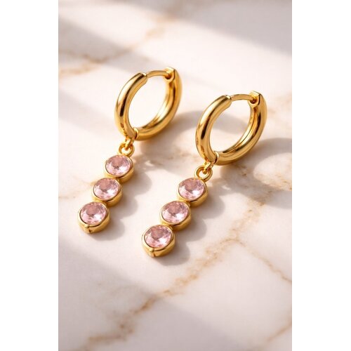 Lundholm Lundholm Sam Oorbellen Dames Goudkleurig met Roze Zirkonia Hanger – Premium Stainless Steel Gold Plated – Elegante Oorhangers – Sam Serie – Cadeau voor Haar – Scandinavisch Design Lundholm Lundholm Sam Oorbellen Dames Goudkleurig met Roze Zirkonia Hanger – Premium Stainless Steel Gold Plated – Elegante Oorhangers – Sam Serie – Cadeau voor Haar – Scandinavisch Design