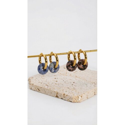 Lundholm Lundholm Sally Oorbellen Dames Goudkleurig met Natuursteen Donut Hanger – Bruin / Blauw – Premium Stainless Steel Gold Plated – Oorringen met Steen – Sally Serie – Scandinavisch Design Lundholm Lundholm Sally Oorbellen Dames Goudkleurig met Natuursteen Donut Hanger – Bruin / Blauw – Premium Stainless Steel Gold Plated – Oorringen met Steen – Sally Serie – Scandinavisch Design