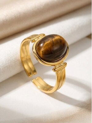 Lundholm Zoleste – Verstelbare Statement Ring met Bruine Natuursteen – Goudkleurig Lundholm Zoleste – Verstelbare Statement Ring met Bruine Natuursteen – Goudkleurig