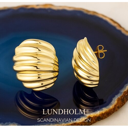 Lundholm Lundholm Riva Oorknopjes Dames Goudkleurig – Statement Studs 2,75 x 2,25 cm – Premium Stainless Steel Gold Plated – Riva Serie – Vrouwen Cadeautjes – Scandinavisch Design Lundholm Lundholm Riva Oorknopjes Dames Goudkleurig – Statement Studs 2,75 x 2,25 cm – Premium Stainless Steel Gold Plated – Riva Serie – Vrouwen Cadeautjes – Scandinavisch Design