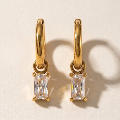 Lundholm Lundholm Vita Oorringen Dames Goudkleurig met Zirkonia Hanger – Premium Stainless Steel PVD Gold Plated – Elegante Oorbellen met Steentjes – Vita Serie – Scandinavisch Design Lundholm Lundholm Vita Oorringen Dames Goudkleurig met Zirkonia Hanger – Premium Stainless Steel PVD Gold Plated – Elegante Oorbellen met Steentjes – Vita Serie – Scandinavisch Design