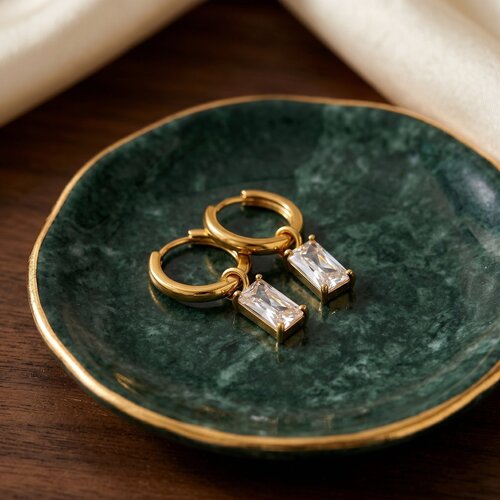 Lundholm Lundholm Vita Oorringen Dames Goudkleurig met Zirkonia Hanger – Premium Stainless Steel PVD Gold Plated – Elegante Oorbellen met Steentjes – Vita Serie – Scandinavisch Design Lundholm Lundholm Vita Oorringen Dames Goudkleurig met Zirkonia Hanger – Premium Stainless Steel PVD Gold Plated – Elegante Oorbellen met Steentjes – Vita Serie – Scandinavisch Design