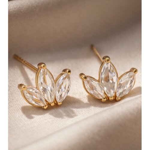 Lundholm Lundholm Elara Oorknopjes Dames Goudkleurig met Zirkonia – Lotus Studs – Premium Stainless Steel 2.5 Micron PVD Gold Plated – Elara Serie – Cadeau voor Haar – Scandinavisch Design Lundholm Lundholm Elara Oorknopjes Dames Goudkleurig met Zirkonia – Lotus Studs – Premium Stainless Steel 2.5 Micron PVD Gold Plated – Elara Serie – Cadeau voor Haar – Scandinavisch Design