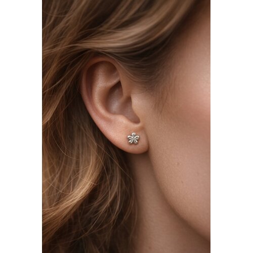 Lundholm Lundholm Tuva Oorknopjes Dames Goudkleurig / Zilverkleurig – Kleine Bloem Oorbellen – Premium Stainless Steel – Tweede Gaatje Oorknopjes – Tuva Serie – Vrouwen Cadeautjes – Scandinavisch Design Lundholm Lundholm Tuva Oorknopjes Dames Goudkleurig / Zilverkleurig – Kleine Bloem Oorbellen – Premium Stainless Steel – Tweede Gaatje Oorknopjes – Tuva Serie – Vrouwen Cadeautjes – Scandinavisch Design