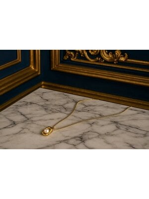 Lundholm Hilma – Ketting met Parel Hanger – Goudkleurig Lundholm Hilma – Ketting met Parel Hanger – Goudkleurig