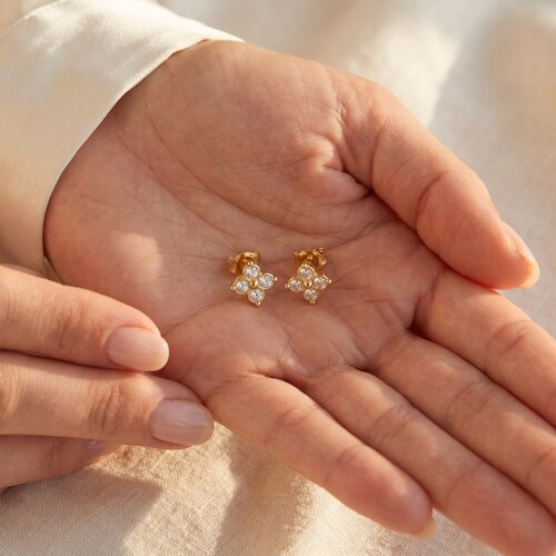 Lundholm Lundholm Livan Oorbellen Dames Goudkleurig – Bloem Oorknopjes met Zirkonia – Premium Stainless Steel Gold PVD Plated – Kleine Studs 7,5 mm voor Tweede Gaatje – Waterproof & Hypoallergeen Lundholm Lundholm Livan Oorbellen Dames Goudkleurig – Bloem Oorknopjes met Zirkonia – Premium Stainless Steel Gold PVD Plated – Kleine Studs 7,5 mm voor Tweede Gaatje – Waterproof & Hypoallergeen