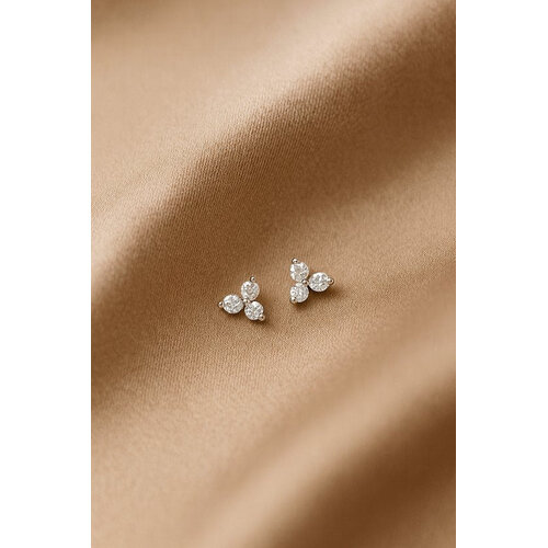 Lundholm Estella – Triangle Stud Earrings with Cubic Zirconia – Silver (S925) Lundholm Estella – Triangle Stud Earrings with Cubic Zirconia – Silver (S925)