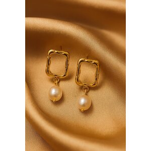 Lundholm Maria – Geometrische Oorstekers met Parel-look – Goudkleurig Lundholm Maria – Geometrische Oorstekers met Parel-look – Goudkleurig
