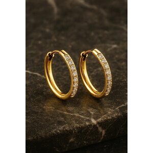 Lundholm Leontine – Hoops met Zirkonia 18 mm – Goudkleurig Lundholm Leontine – Hoops met Zirkonia 18 mm – Goudkleurig