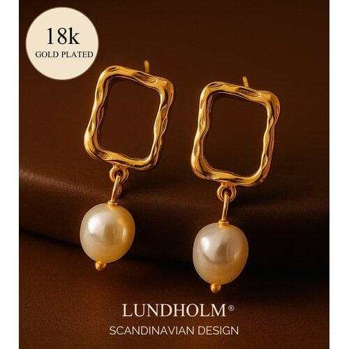 Lundholm Maria – Geometrische Oorstekers met Parel-look – Goudkleurig Lundholm Maria – Geometrische Oorstekers met Parel-look – Goudkleurig