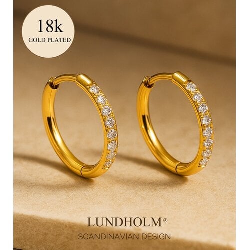 Lundholm Leontine – Hoops met Zirkonia 18 mm – Goudkleurig Lundholm Leontine – Hoops met Zirkonia 18 mm – Goudkleurig
