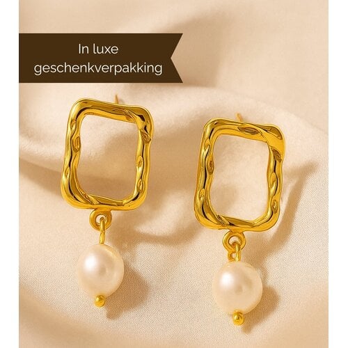 Lundholm Maria – Geometrische Oorstekers met Parel-look – Goudkleurig Lundholm Maria – Geometrische Oorstekers met Parel-look – Goudkleurig