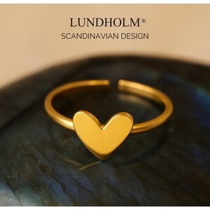 Lundholm Lora – Verstelbare Ring met Hartje – Goudkleurig Lundholm Lora – Verstelbare Ring met Hartje – Goudkleurig