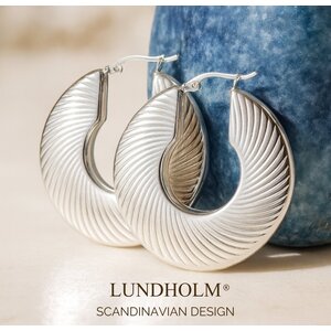 Lundholm Lunet – Grote Cut-Out Oorringen 4 cm – Zilverkleurig Lundholm Lunet – Grote Cut-Out Oorringen 4 cm – Zilverkleurig