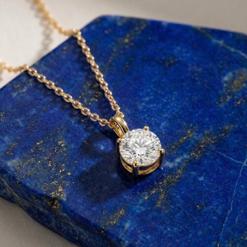 Lundholm Rosalie – Necklace with Cubic Zirconia Pendant – Gold-Tone