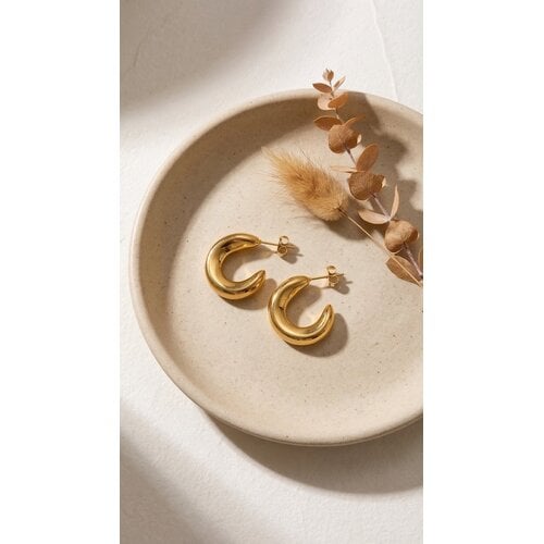 Lundholm Sol – Chunky Hoop Oorknopjes – Goudkleurig Lundholm Sol – Chunky Hoop Oorknopjes – Goudkleurig