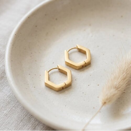 Lundholm Lot – Hexagon Oorringen met Steen – Goudkleurig Lundholm Lot – Hexagon Oorringen met Steen – Goudkleurig
