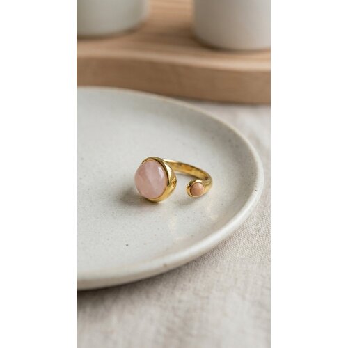 Lundholm Sophia – Adjustable Ring with Rose Quartz – Gold-Tone