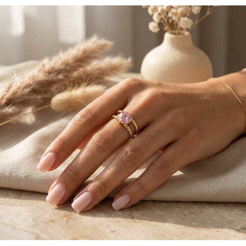 Lundholm Francine – Verstelbare Ring met Roze Hartsteen – Goudkleurig Lundholm Francine – Verstelbare Ring met Roze Hartsteen – Goudkleurig