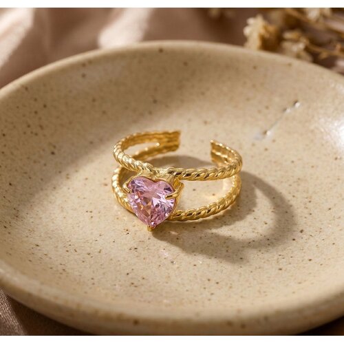 Lundholm Francine – Verstelbare Ring met Roze Hartsteen – Goudkleurig Lundholm Francine – Verstelbare Ring met Roze Hartsteen – Goudkleurig