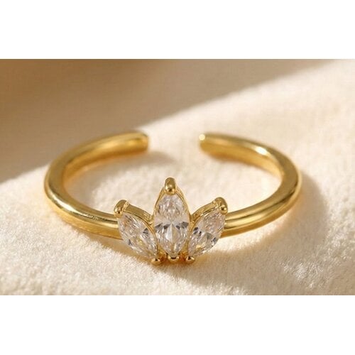 Lundholm Rumi – Verstelbare Lotus Ring met Zirkonia – Goudkleurig Lundholm Rumi – Verstelbare Lotus Ring met Zirkonia – Goudkleurig