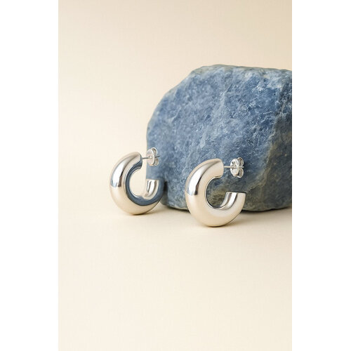 Lundholm Rylin – Chunky Ohrringe in Halbrohrform – Silberfarben Lundholm Rylin – Chunky Ohrringe in Halbrohrform – Silberfarben