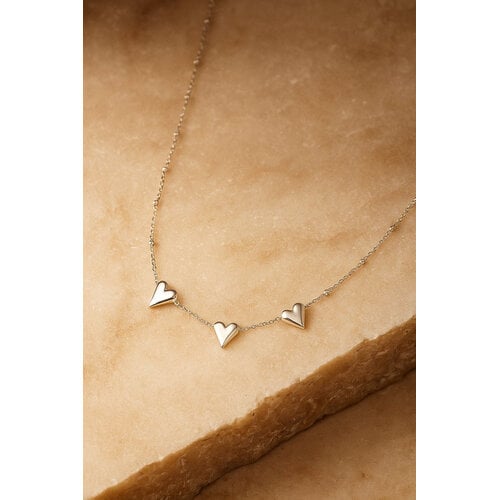 Lundholm Dyna – Ketting met Drie Hartjes – Zilverkleurig Lundholm Dyna – Ketting met Drie Hartjes – Zilverkleurig