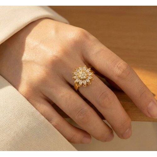Lundholm Ophelia – Verstellbarer Blumenring mit Zirkonia (drehbar) – Goldfarben Lundholm Ophelia – Verstellbarer Blumenring mit Zirkonia (drehbar) – Goldfarben