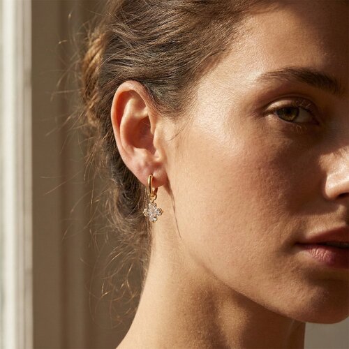 Lundholm Lycka – Four-Leaf Clover Earrings with Cubic Zirconia – Gold-Tone Lundholm Lycka – Four-Leaf Clover Earrings with Cubic Zirconia – Gold-Tone