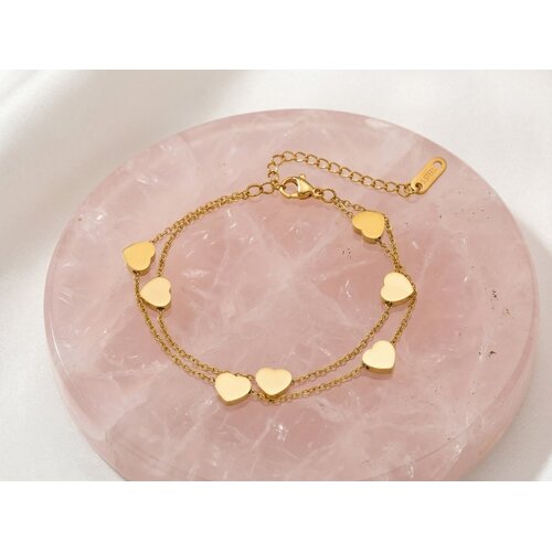 Lundholm Seya – Armband met Hartjes en Rozenkwarts – Goudkleurig Lundholm Seya – Armband met Hartjes en Rozenkwarts – Goudkleurig