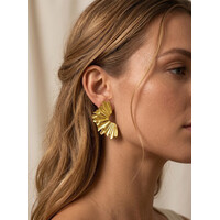 Aukje – Statement Flower Earrings – Gold-Tone