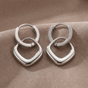 Lundholm Julia – Oorbellen met Vierkante Hanger – Zilverkleurig Lundholm Julia – Oorbellen met Vierkante Hanger – Zilverkleurig