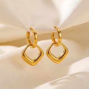 Lundholm Julia – Ohrringe mit quadratischem Anhänger – Goldfarben Lundholm Julia – Ohrringe mit quadratischem Anhänger – Goldfarben