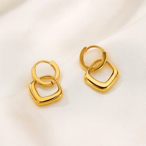 Lundholm Julia – Square Pendant Earrings – Gold-Tone Lundholm Julia – Square Pendant Earrings – Gold-Tone