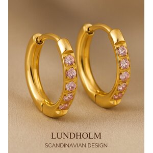 Lundholm Lundholm Luxe Oorbellen Dames Classic Hoops met Zirkonia - Premium Stainless Steel Goudkleurig - Kleine Oorringen Classy - Cadeau voor Vrouw Kerstcadeau - Luxe Geschenkverpakking Lundholm Lundholm Luxe Oorbellen Dames Classic Hoops met Zirkonia - Premium Stainless Steel Goudkleurig - Kleine Oorringen Classy - Cadeau voor Vrouw Kerstcadeau - Luxe Geschenkverpakking