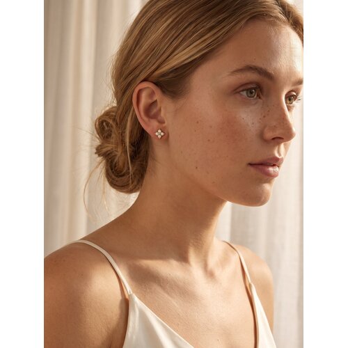 Lundholm Livan – Flower Stud Earrings with Cubic Zirconia – Gold-Tone Lundholm Livan – Flower Stud Earrings with Cubic Zirconia – Gold-Tone