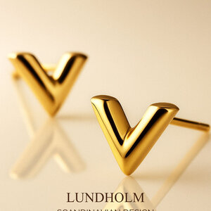 Lundholm Lundholm Oorknopjes Dames Goudkleurig - Premium Stainless Steel Gold Plated - Kleine Oorbelletjes Studs V Shape - Vrouwen Cadeautjes Kerst Sint - Luxe Geschenkverpakking Lundholm Lundholm Oorknopjes Dames Goudkleurig - Premium Stainless Steel Gold Plated - Kleine Oorbelletjes Studs V Shape - Vrouwen Cadeautjes Kerst Sint - Luxe Geschenkverpakking