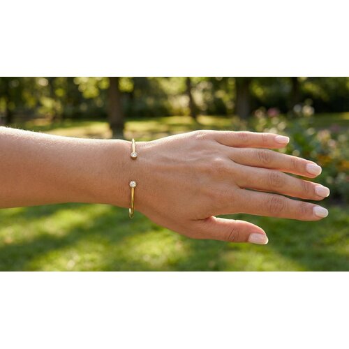 Lundholm Fem – Offener Armreif mit Zirkonia – Goldfarben Lundholm Fem – Offener Armreif mit Zirkonia – Goldfarben